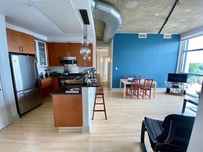 Building Photo - Sun-filled 2 Bed 2 Bath Condo In Vibrant Columbia Heights