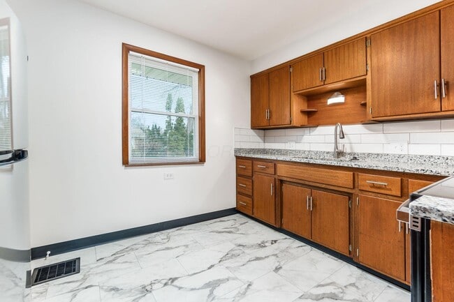 Building Photo - 3070 Lotz Dr