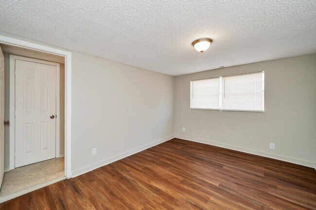 Building Photo - Southern Charm Meets Spacious Living – 5BR...