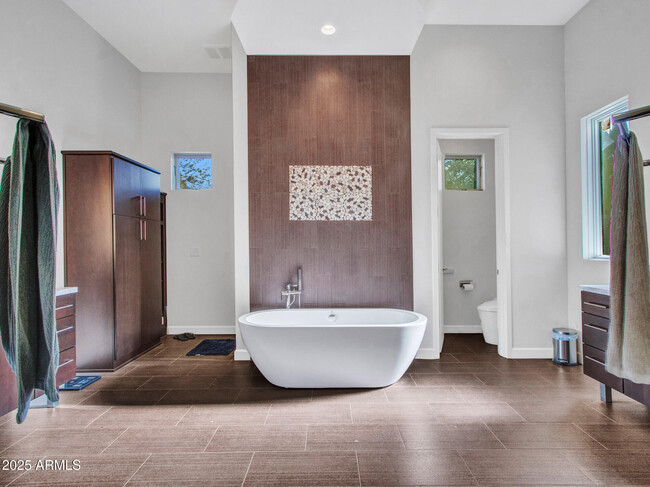 Building Photo - 6031 E Paradise Dr