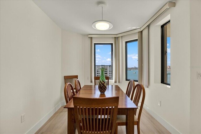 Building Photo - 670 Island Way