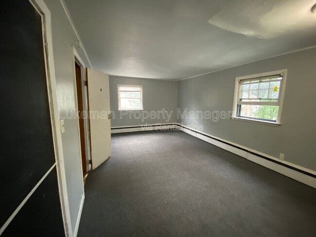 Building Photo - 513 Village St