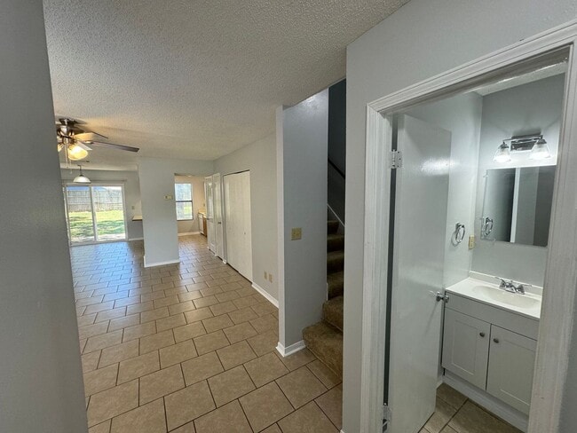 Building Photo - 2810 Villa Woods Cir