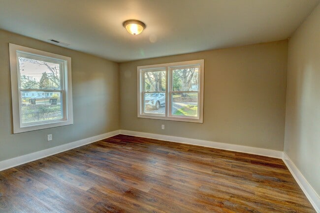 Building Photo - 824 2nd St