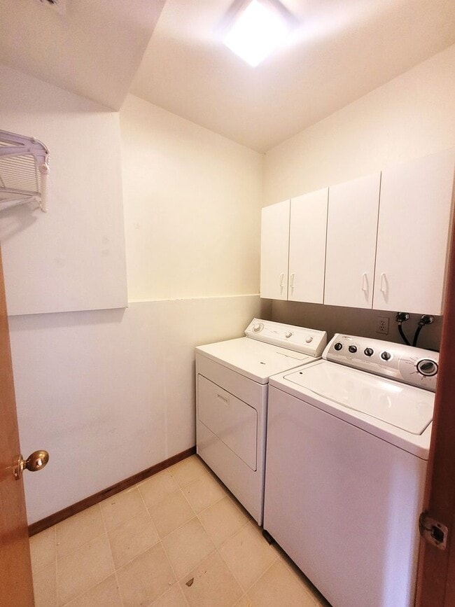 Building Photo - Charming Split-level 4 Bedroom Home - E Mc...