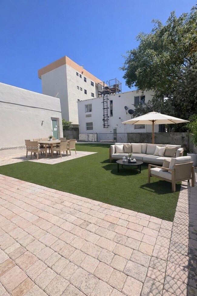 Building Photo - 7735 Byron Ave