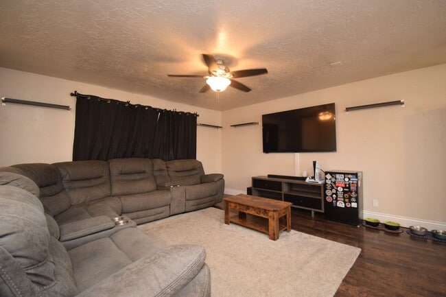 Building Photo - Charming West Jordan 4 Bed with Open Layout and Spacious Primary!!