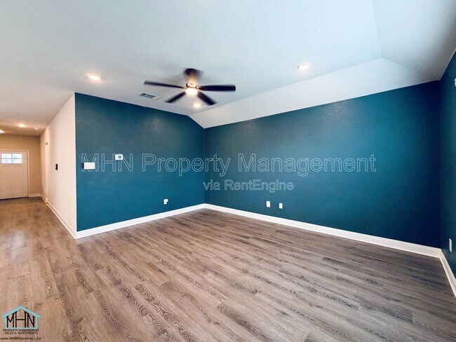 Building Photo - 1405 Redwood Crk