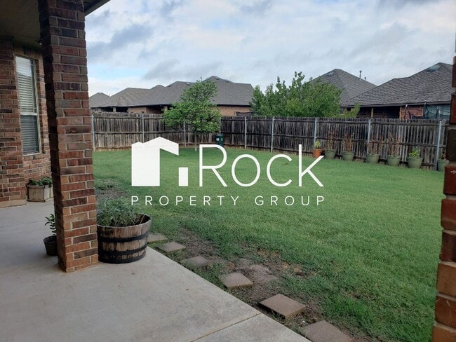 Building Photo - MOVE IN SPECIAL FOR JANUARY MOVE INS! 3 Bedroom, 2 Bath, 2 Car Garage - SELF TOURS AVAILABLE SOON!