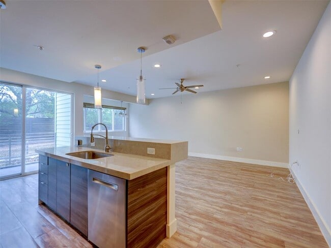 Building Photo - 604 N Bluff Dr