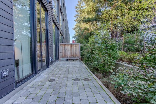 Building Photo - Luxury One Bedroom! Near Salt and Straw an...
