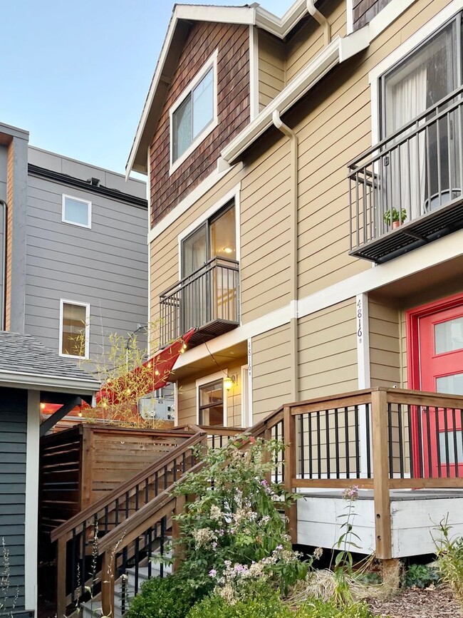 Building Photo - Light and Airy Townhome - Available April 10th