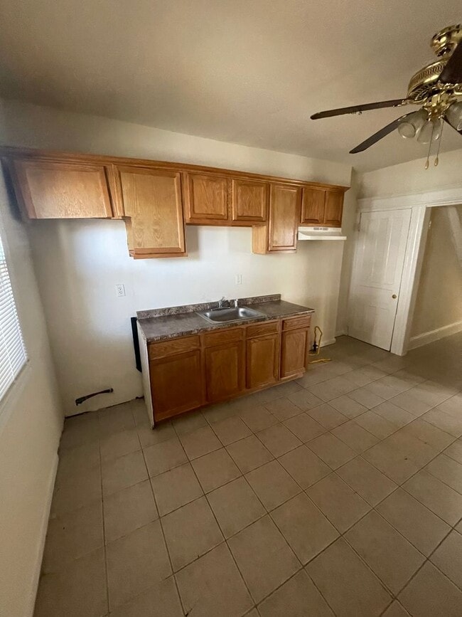 Building Photo - Noble Ave. 1024-1026