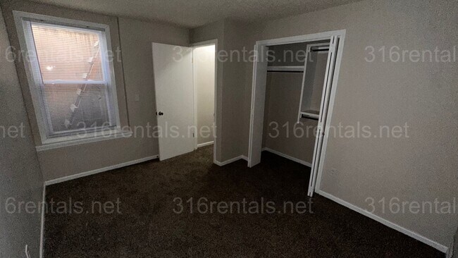 Building Photo - $1250 - 3 room 2 bath - Apartment located in Riverside