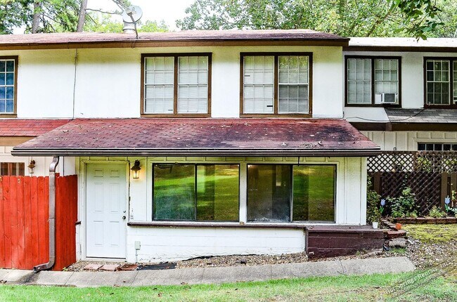 Building Photo - Two level Townhome in DeSoto Courts
