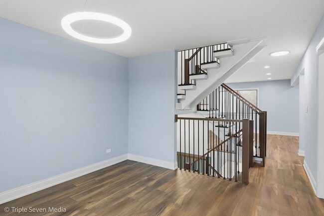 Building Photo - 777 E Golfview Dr