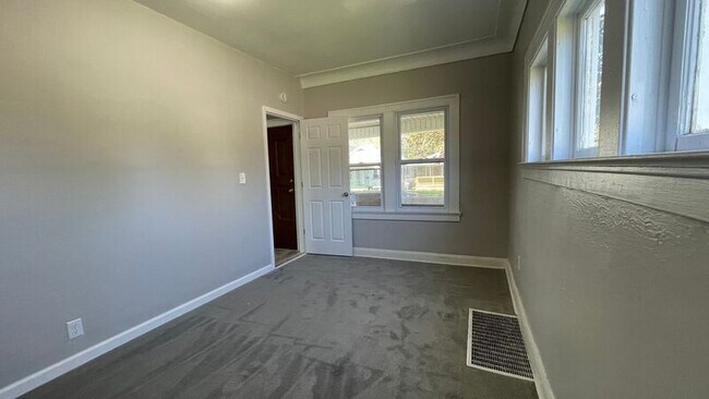 Building Photo - 3430 Maple St