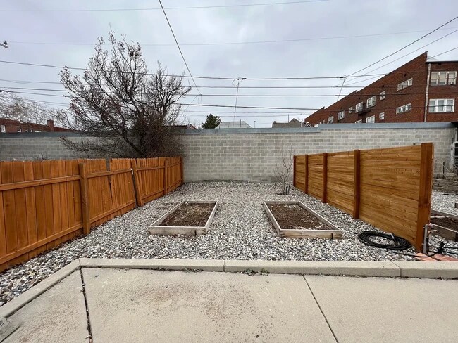 Building Photo - 729 E Linden Ave