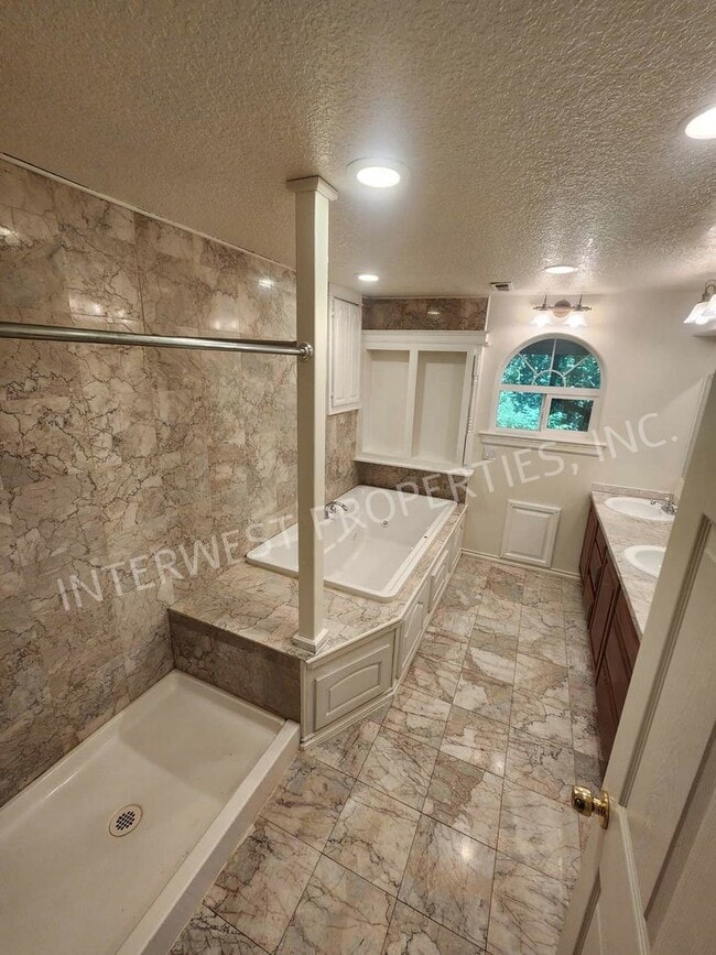 Building Photo - Large 3 Bed+ Bonus Room SW Pdx Home, Natur...