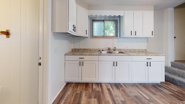 Building Photo - Huge 4 Bedroom Single Family House - almost 1500 SQ FT!