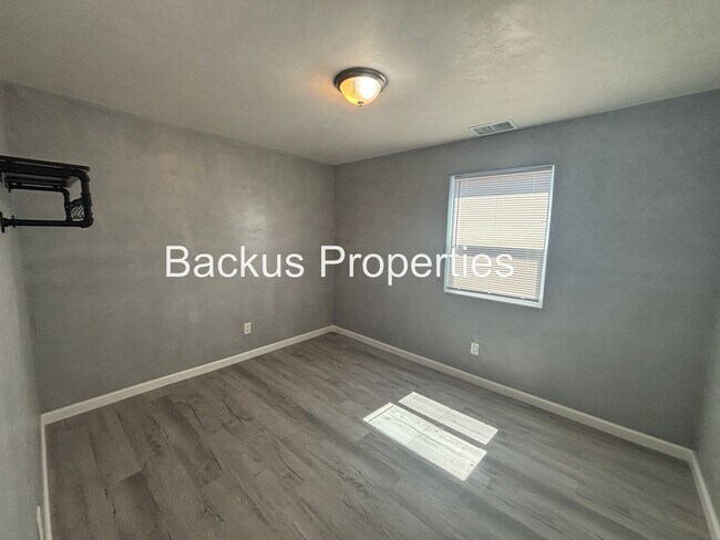 Building Photo - 112 E Bernal Dr