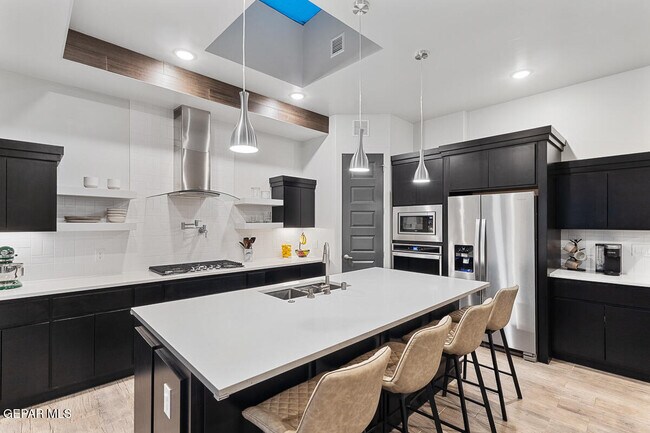 Building Photo - 870 Airship Pl