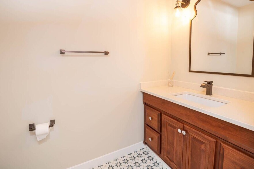 Building Photo - 1530 Key Blvd