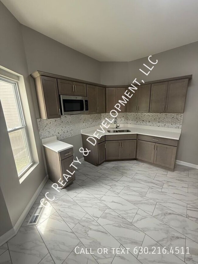 Building Photo - 7230 S Perry Ave