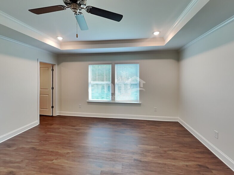 Building Photo - 3860 Chivalry Dr