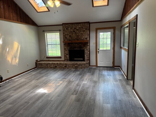Building Photo - 107 Carriage Square Dr