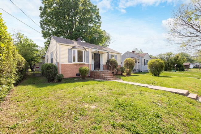Building Photo - Freshly Renovated 2-Bedroom Home in Quiet ...