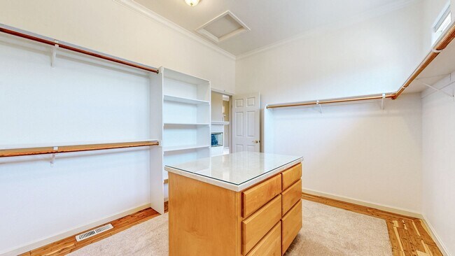 Building Photo - Gorgeous Home with private yards, large de...