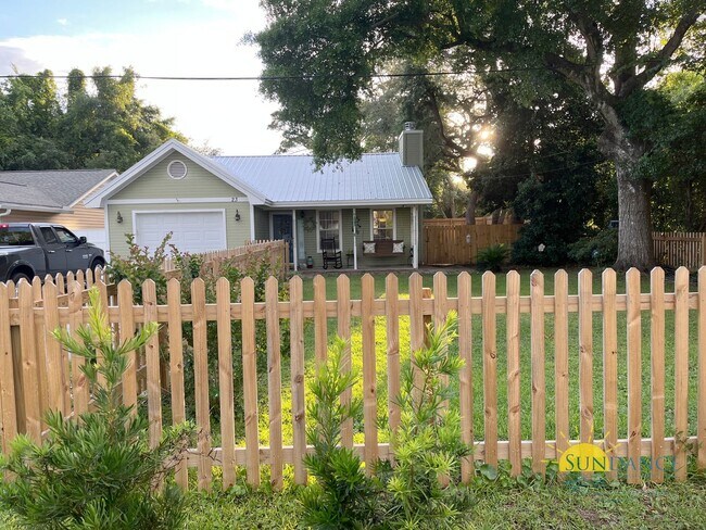 Building Photo - Charming 3-Bedroom Home in Shalimar – Conv...