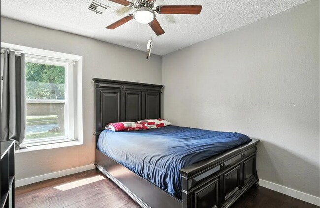 Building Photo - 3 BED 2 BATH! Schedule a tour today!