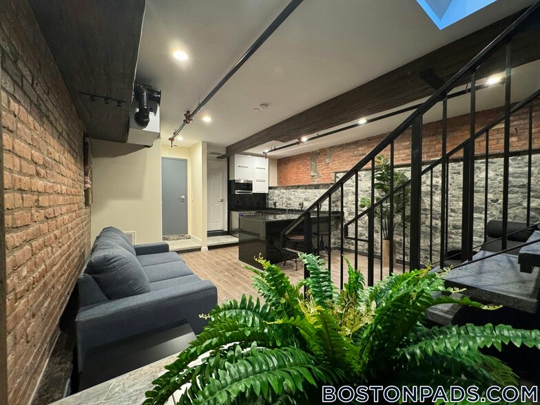 Building Photo - 1028a Commonwealth Ave