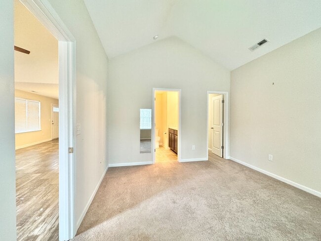 Building Photo - 3 Bedroom End Unit in Robyn's Glen !