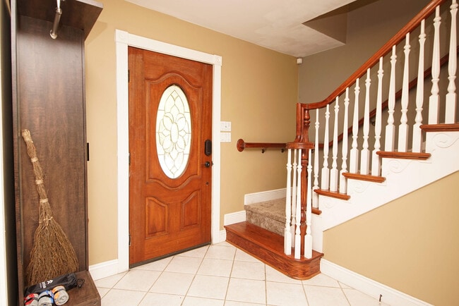 Building Photo - 574 L'Ombre Cir NE