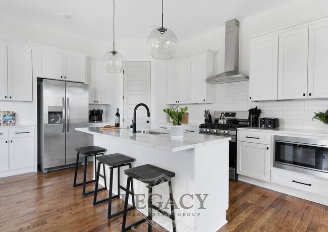 Building Photo - 2027 Rosemary Ln