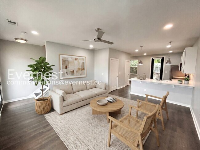 Building Photo - Limited Time Special Offer / 2 Bed/2.5 Bath Townhome with Off-Street Parking / Pet-Friendly / Ava...