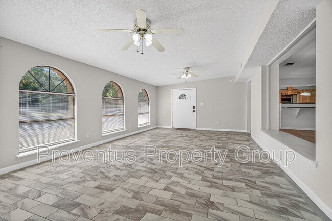 Building Photo - 8 Manor Dr