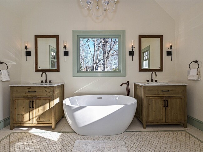 Building Photo - 2331 Chesterfield Ave