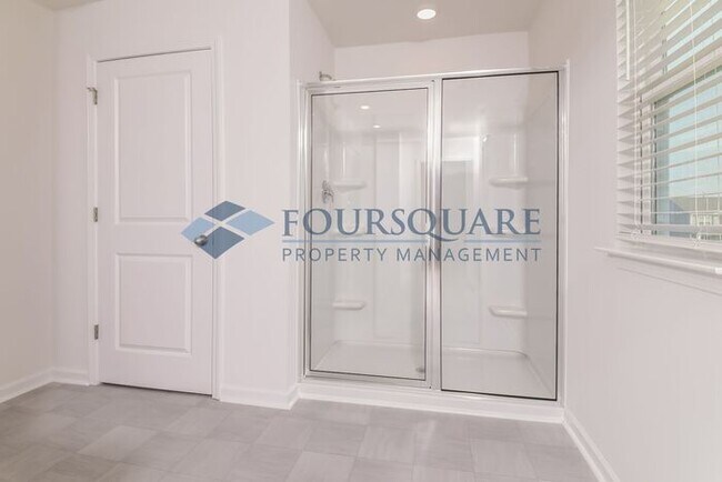 Building Photo - Spacious 3-Bed Home with Loft, Modern Kitc...