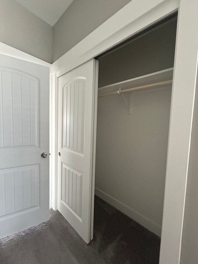 Building Photo - Luxury 3 Bedroom, 2 Bath Home with Granite Kitchen & Fenced Yard