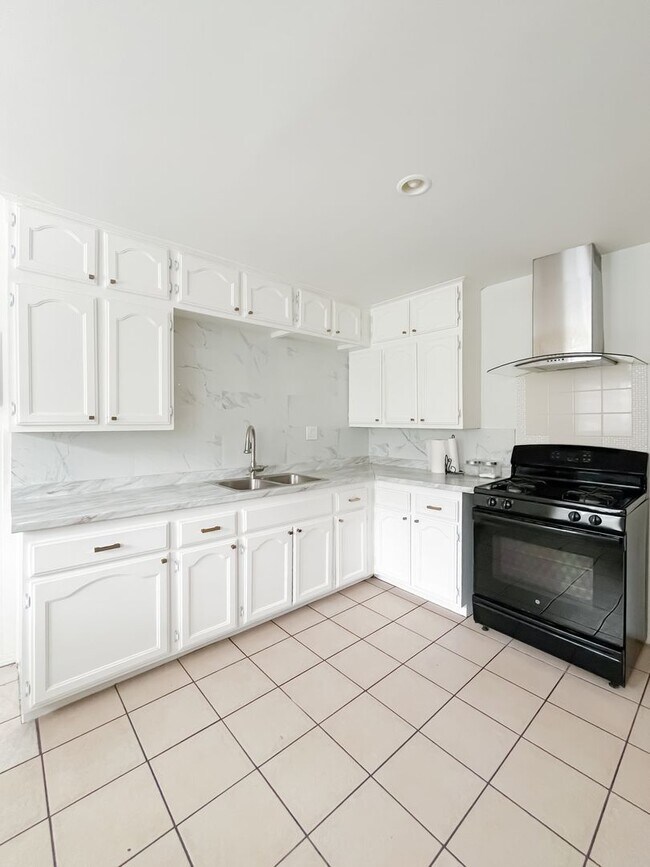 Building Photo - 807 Wilton Pl