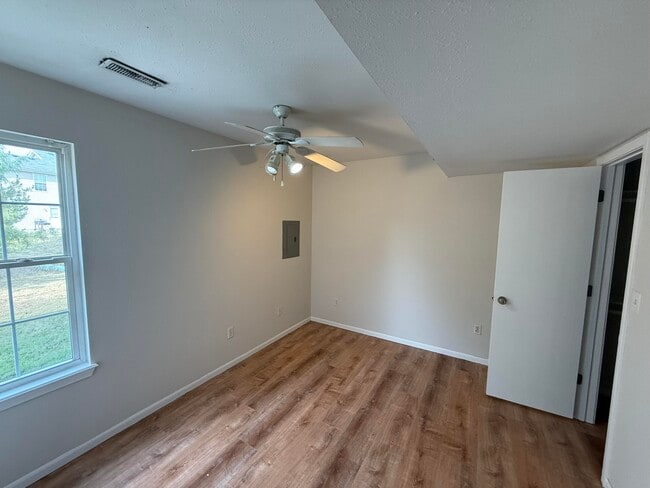 Building Photo - 1415 Raleigh Dr