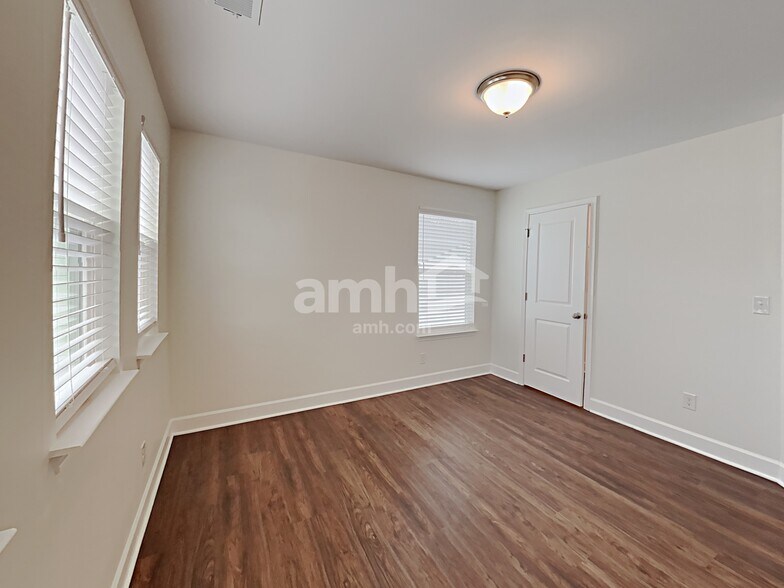 Building Photo - 4507 Tarpon Dr