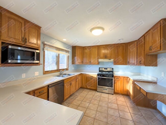 Building Photo - 3 bedroom, 2.5 bath Single-Family Home