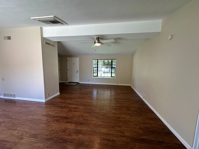 Building Photo - Lovely Manor Market Home
