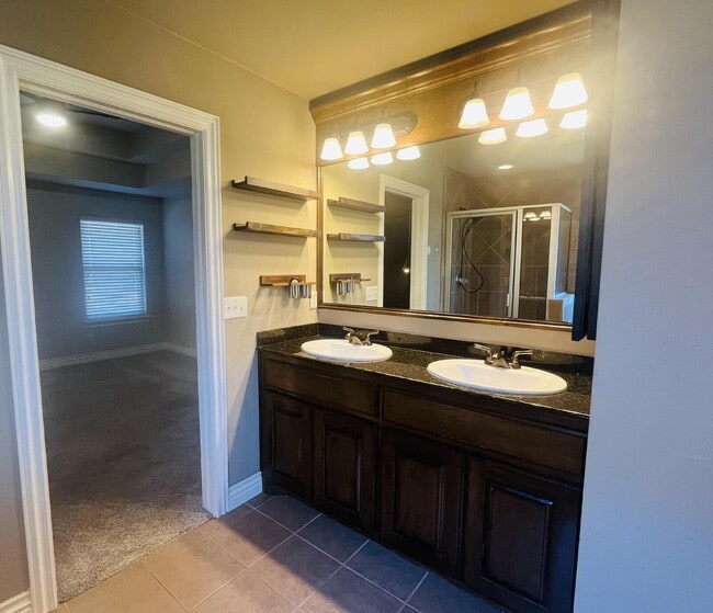 Building Photo - Charming 4-Bed, 2-Bath Home in Yukon - Gated Community in Mustang Public School District!