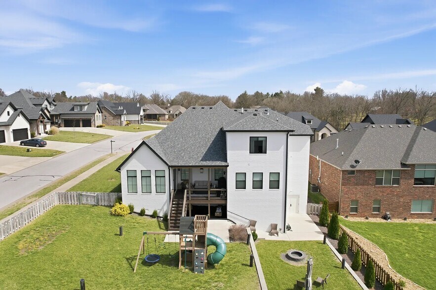 Building Photo - 703 S Hickory Dr